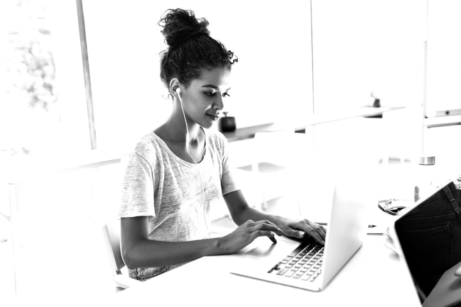 Рабочее место финансового аналитика с множеством экранов и графиков