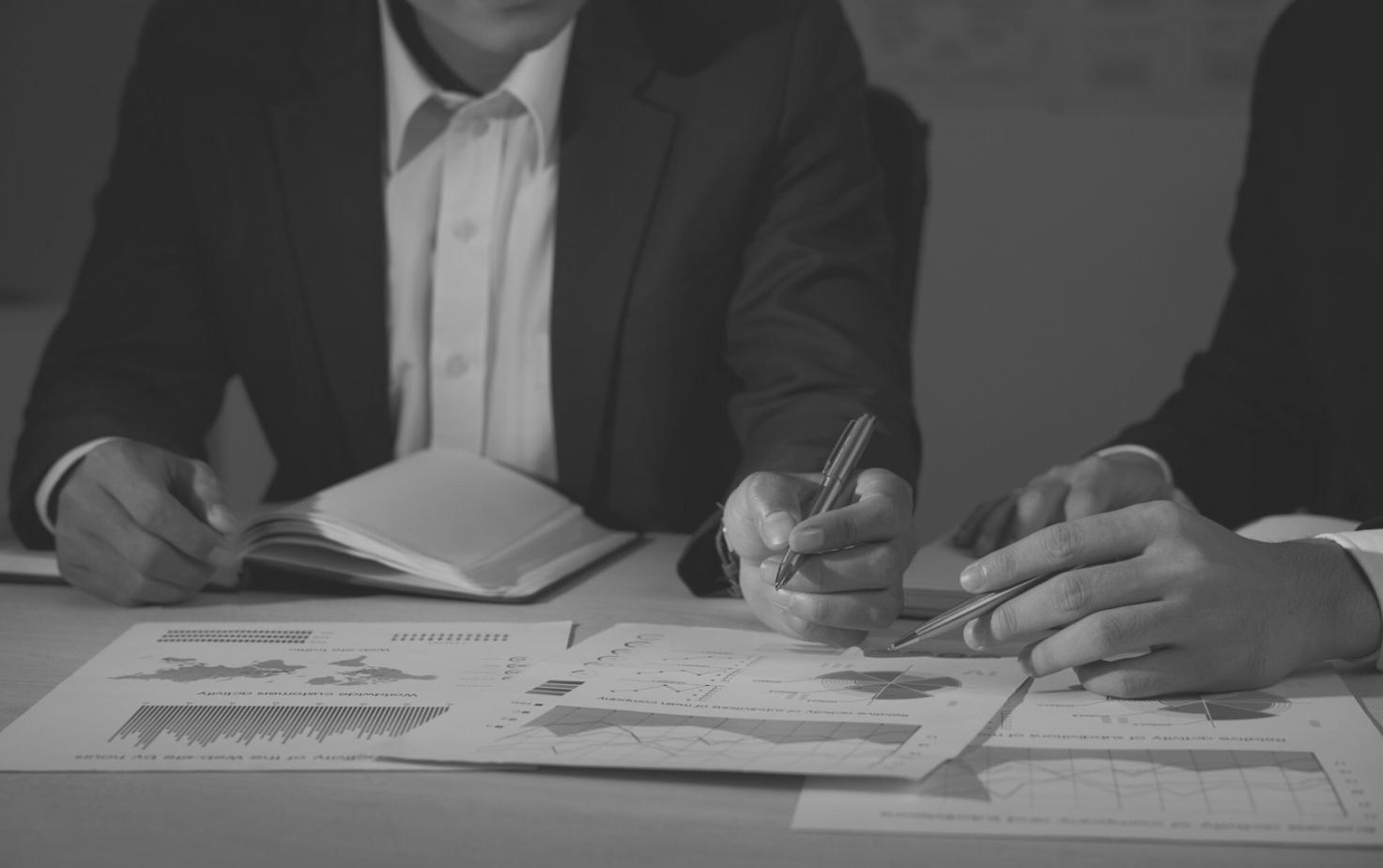 Команда аналитиков обсуждает стратегию инвестирования