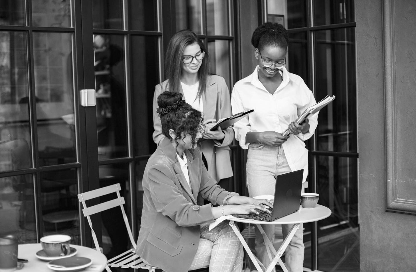 Современное рабочее место финансового аналитика с множеством экранов и графиков